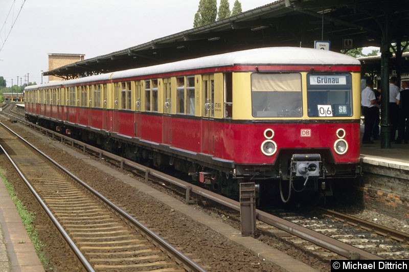 Bild: 477 060 als Linie S8 im Bahnhof Schöneweide.