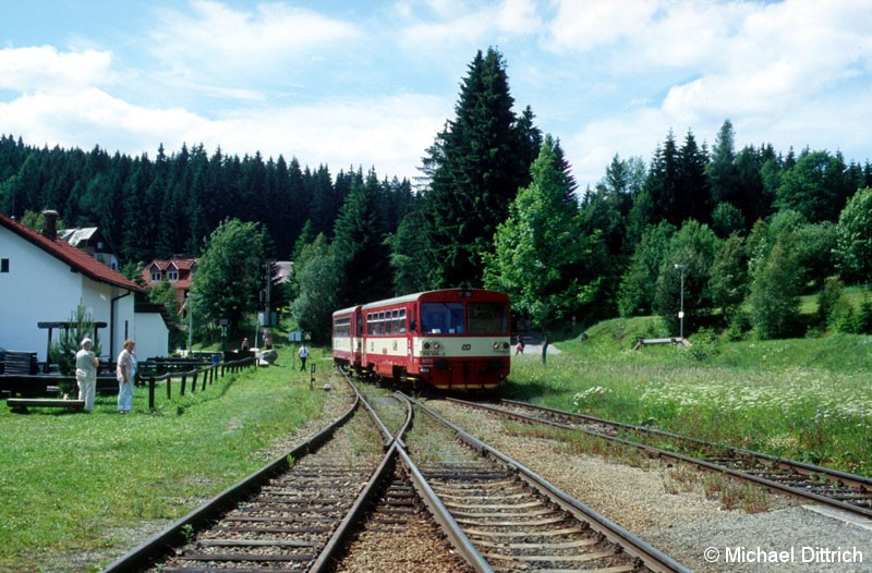 Bild: 810 509 bei der Einfahrt in Kubova Hut.