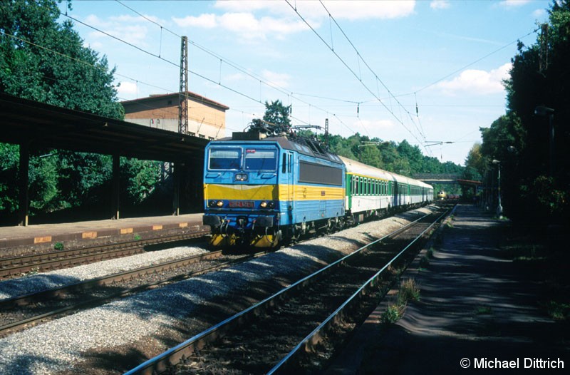 Bild: 362 121 zog mit dem R 674 durch den Bahnhof Praha-Klanovice.