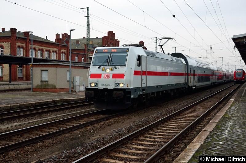 Als IC nach Köln ist die 146 575-6 unterwegs. Eigentlich kommt dieser Zug in Stendal nicht vorbei, er wurde wegen Bauarbeiten umgeleitet.