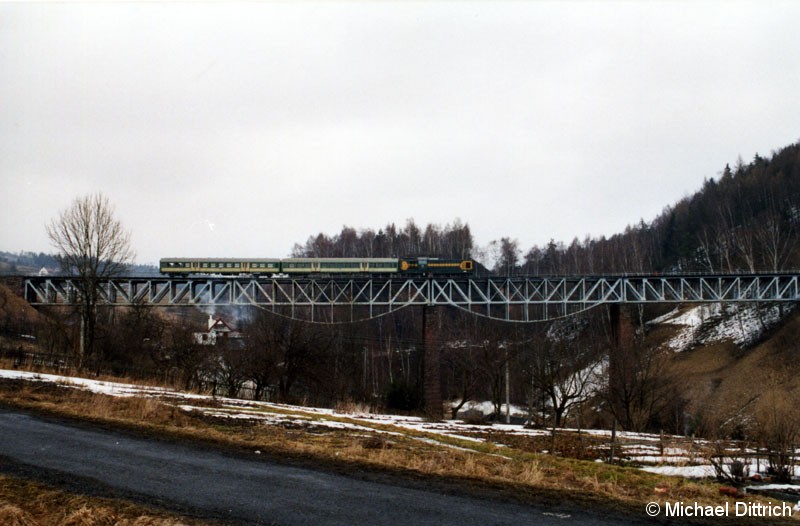 Bild: Eine riesige Brücke und ein so kleiner Zug auf ihr. 
SP 32-071 zieht ihren Os 8032 über diese Brücke in Ludwikowice Klodzkie.
