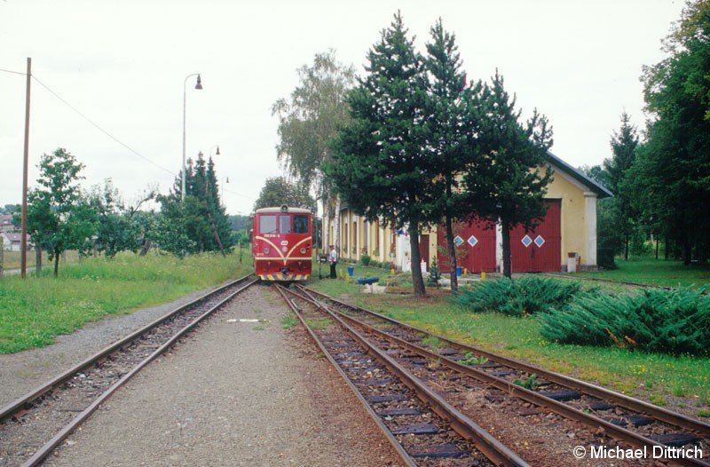 Bild: Am anderen Ende der Strecke in Osoblaha setz die 705 916 wieder um. 
Rechts im Bild ist ein Lokschuppen der Bahn.