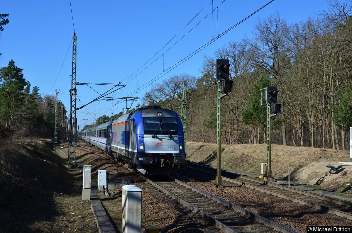 Bild: 5 370 001 mit einem Eurocity bei der Durchfahrt in Fangschleuse.
