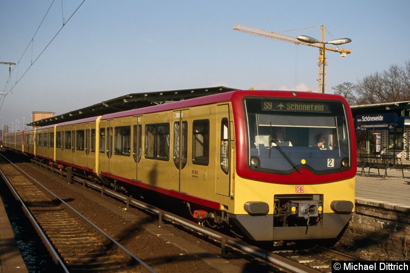 Bild: Noch in gelb präsentiert sich hier der 481 202 als Linie S9 in Berlin-Schöneweide.