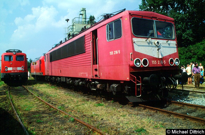 Bild: Ausgestellt im Bw Lutherstadt Wittenberg steht die 155 216 in orientrot, daneben in verkehrsrot die 140 590.