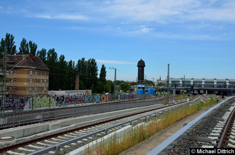 Direkt neben dem Autor kommt das Gleis Richtung Rummelsburg hoch. Daneben befinden sich die Fernbahngleise.
