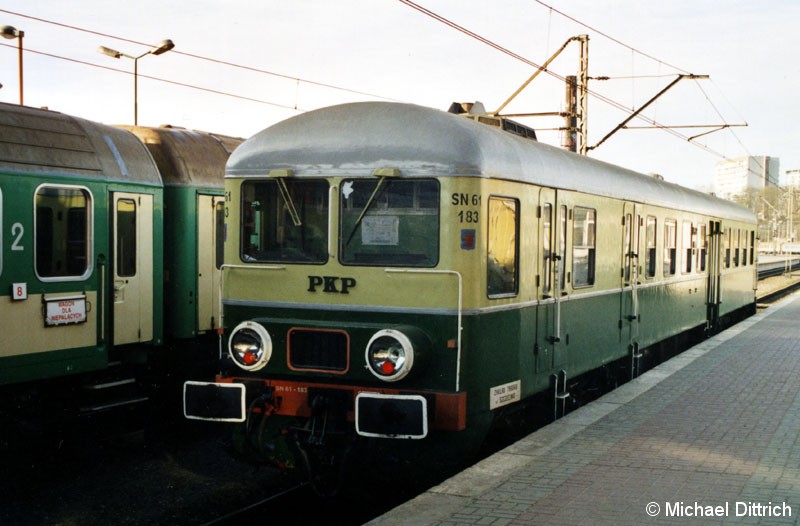 Bild: Ankunft in Szczecin. Zu unserer größten Überraschung trafen wir den wir den Museumstriebwagen SN61-138 an. 
Den konnte ich mir trotz des schlechten Standortes und der Sonne nicht endgehen lassen. :-)