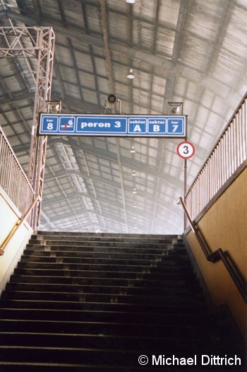 Bild: Leichte Nebelschwaden treiben in der fast leeren Halle des Bahnhofs Legnica.