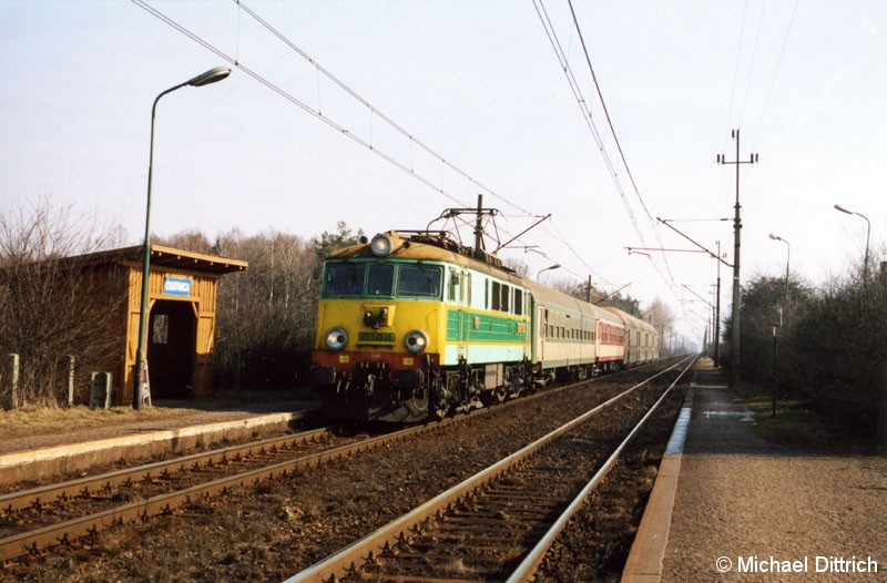Bild: EU 07-358 fährt mit einem Personenzug aus Wroclaw in den Haltepunkt Osetnica ein.
