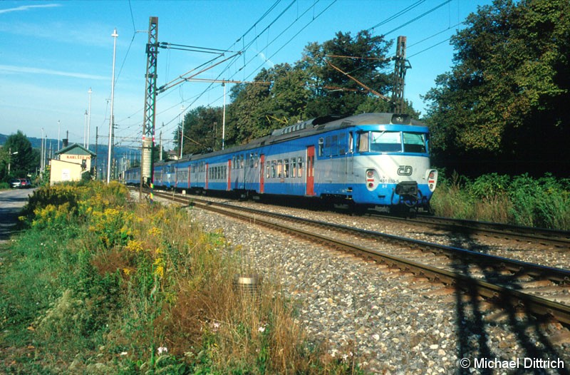 Bild: 451 033 fährt hier gerade in Karlstejn ein.