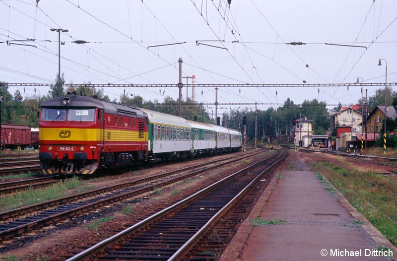 Bild: 749 102 mit dem R 671 bei der Einfahrt in Karlovy Vary.