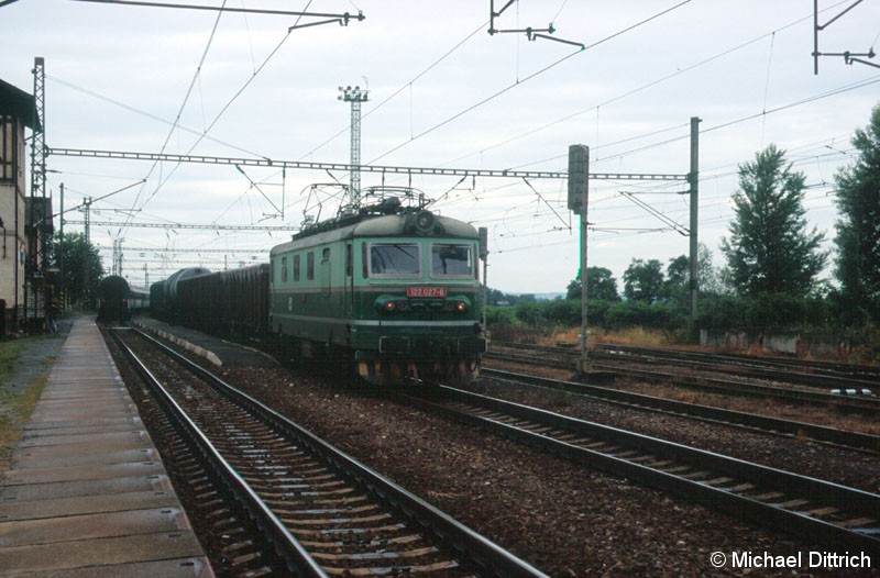 Bild: 122 027 durcheilt den Bahnhof Vsetaly.