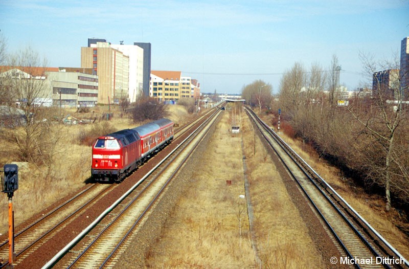 Bild: 219 112 auf dem Weg nach Berlin-Lichtenberg, die auch von der Brücke Bitterfelder Straße aufgenommen wurde.