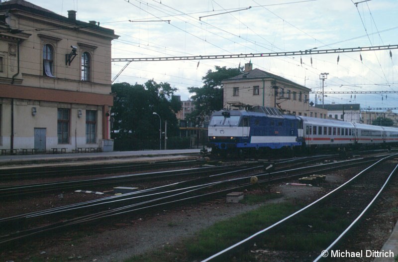 Bild: 350 019 bei der Einfahrt in Brno hl. n. mit einem EC in Richtung Deutschland.