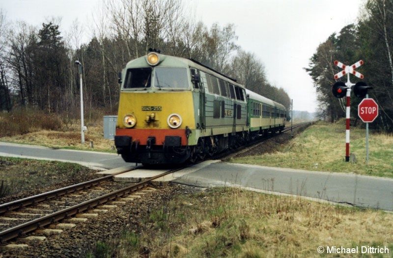 Bild: Zwischen den Bahnhöfen Tuplice-Debinka und Lipinki Luzyckie trafen wir den Os 88120 das letzte mal an.