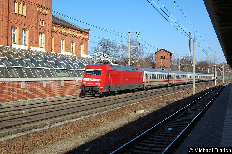 Bild: 101 091 mit dem IC 2385 bei der Vorbeifahrt am Bahnhof Rathenow.