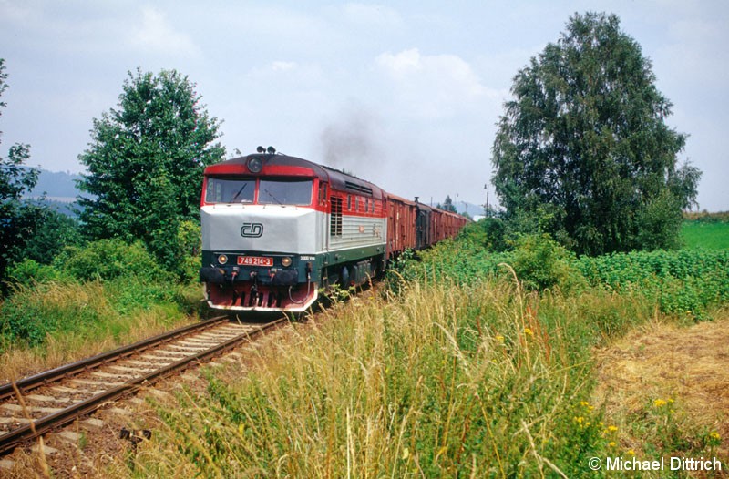 Bild: 749 214 kommt in Bratnice mit einem Güterzug vorbei.