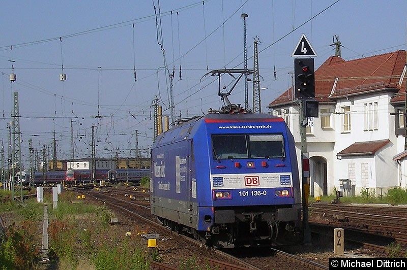 Bild: 101 136 war mit einem WM-Sonderzug nach Leipzig Hbf gekommen und rangiert hier gerade.