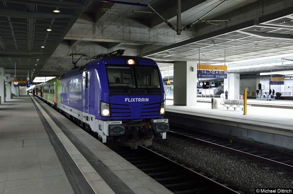 193 826 als Flixtrain im Bahnhof Südkreuz.