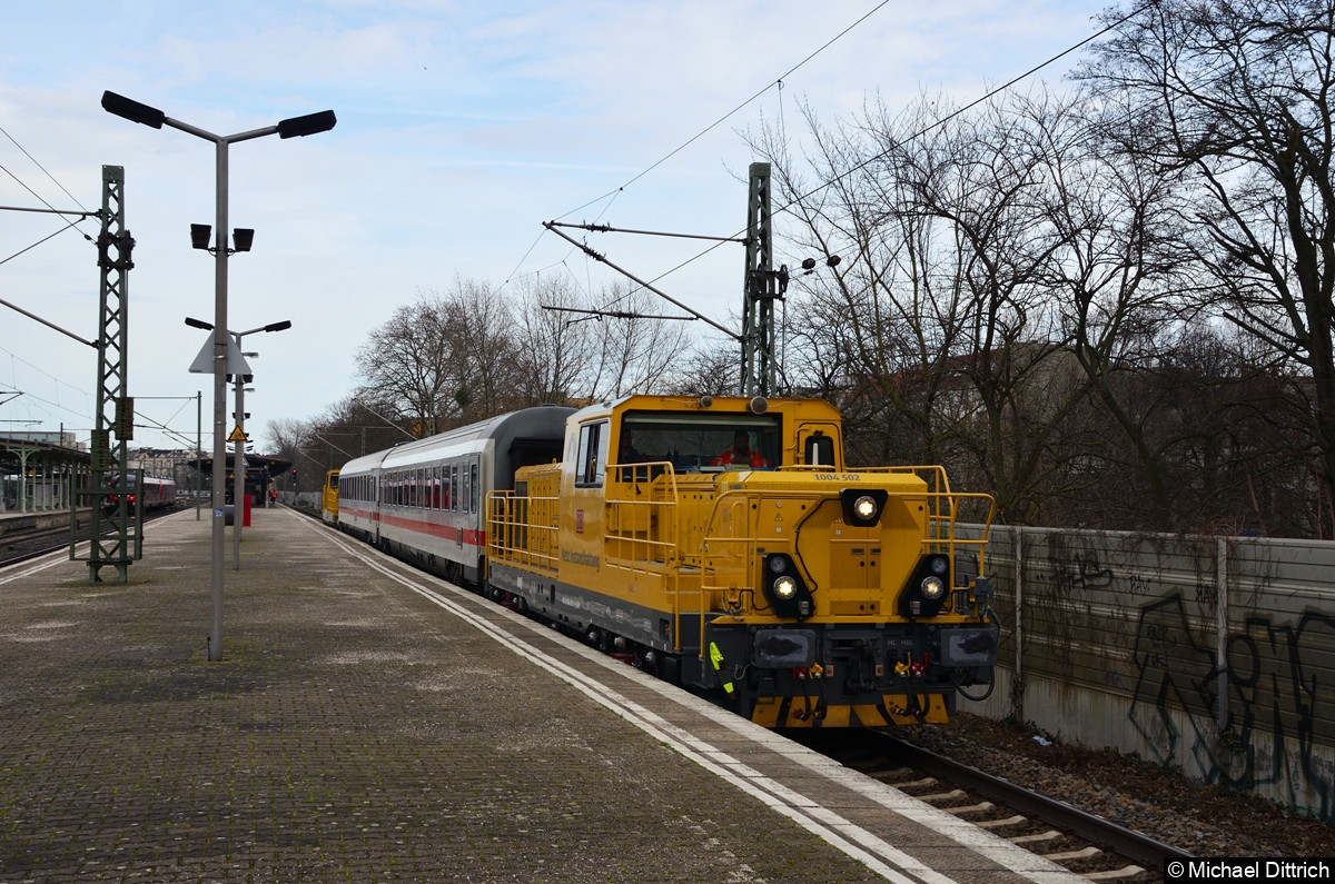 Hier verlässt 1004 502 den Bahnhof Charlottenburg auf dem Weg nach Grunewald.
1004 501 kommt aus Berlin-Grunewald zurück nach Berlin-Charlottenburg.
Am 16. Februar 2024 lud die DB InfraGo zu einer Bewerbungsfahrt ein.