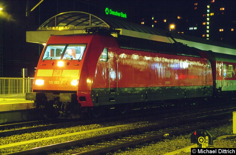 Bild: Die 101 093 am 30.07.2001 vor dem Nz 1948 in Berlin Ostbahnhof.