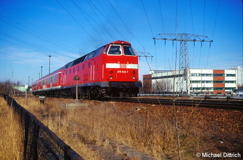 Bild: 219 043 wieder auf dem Weg nach Tiefensee.
Diesmal aufgenommen zwischen den S-Bahnhöfen Poelchaustraße und Marzahn.