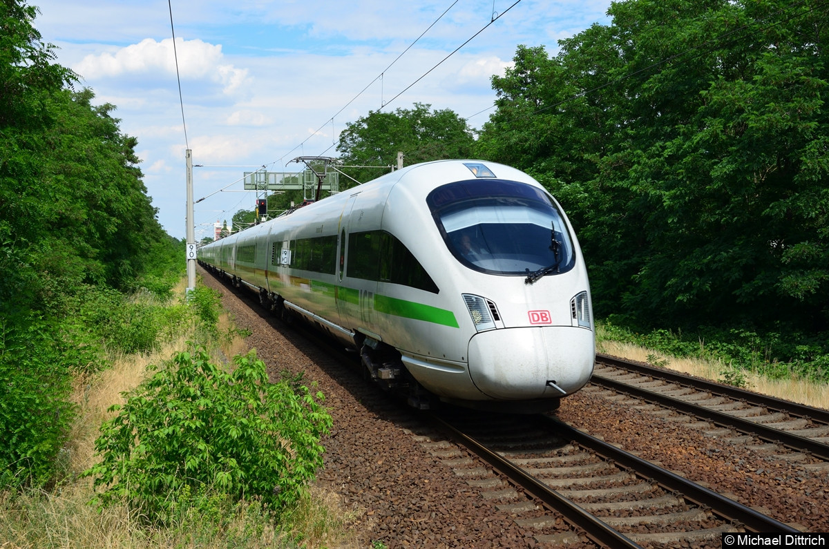 411 057 als ICE 1711 und 411 064 als ICE 1601 kurz vor dem Bahnhof Lichterfelde Ost.