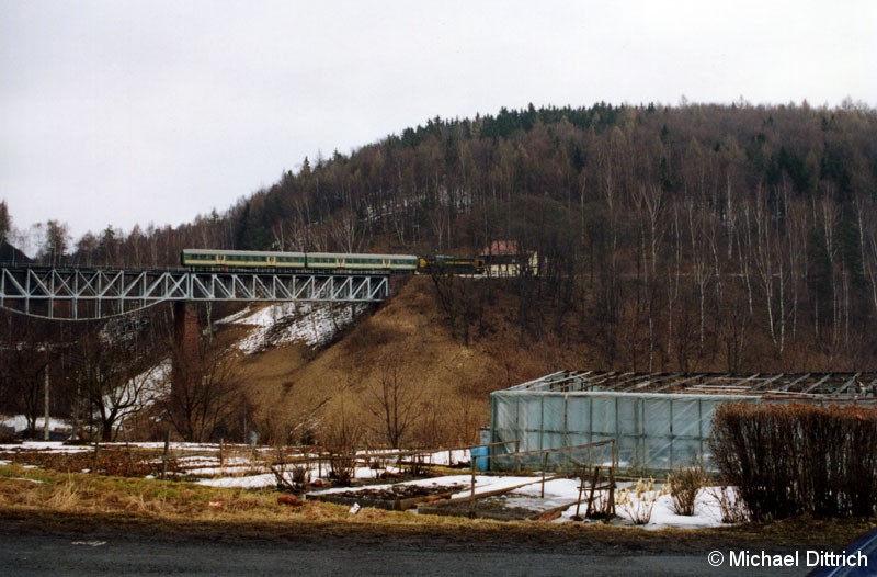 Bild: Hier verschwindet die SP 32-071 von der Brücke.