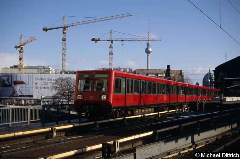 Bild: 485 141 verlässt als Linie S9 den Bahnhof Friedrichstraße.