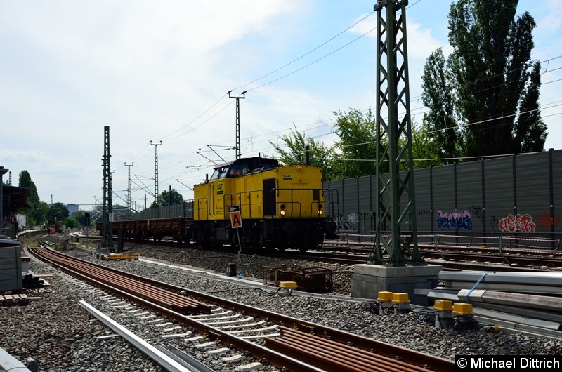 Bild: Dieser Arbeitszug war definitiv der Zug, der das bisher genutzte S-Bahngleis verlassen hat. Nach ihm wurde die Trennung des Gleises vorbereitet.