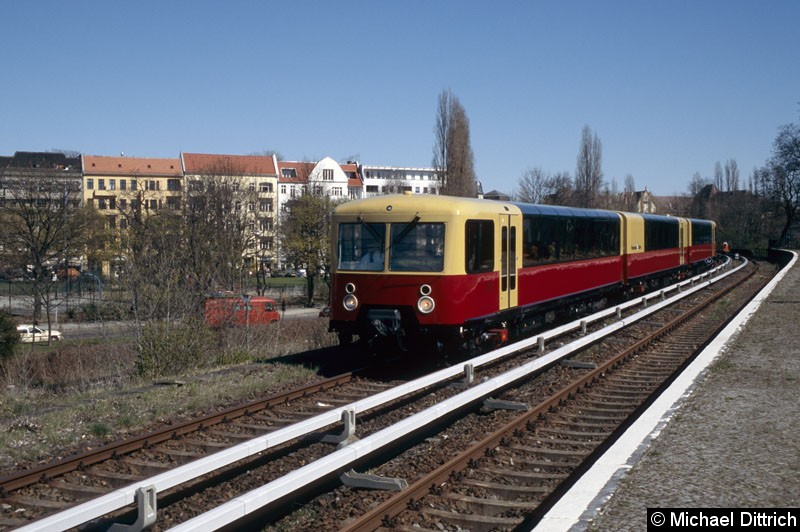 Bild: Die Panorama-S-Bahn auf der Nordkurve am Bahnhof Ostkreuz.