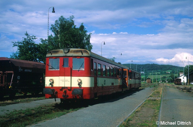 Bild: Als Os 7607 wartet hier der 831 215 in Mladotice.