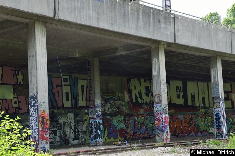 Bild: Blick auf die Durchfahrt unter dem Zugangsgebäude.