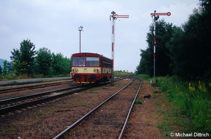 Bild: In Bratnice gibt es noch ein Flügelsignal aus der KuK-Zeit. Leider kam genau in dem Augenblick die Fotowolke, als der 810 050 dieses Signal passierte.