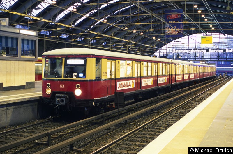 Bild: 477 031 als Linie S3 in Berlin Ostbahnhof.