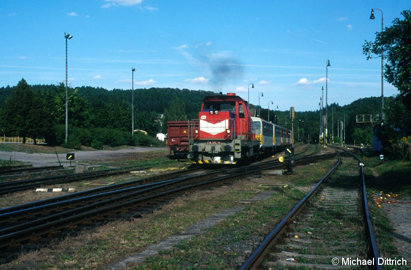 Bild: Mit dem Os 9030 zieht hier die 714 011 aus dem Bahnhof Týnec n/Sazavou los.