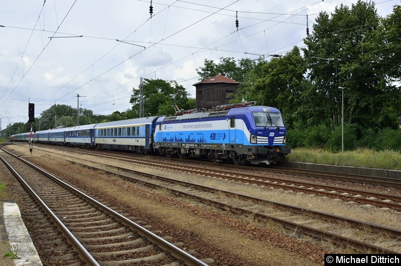 193 291 durchfährt hier mit dem EC 177 den Bahnhof Zossen.