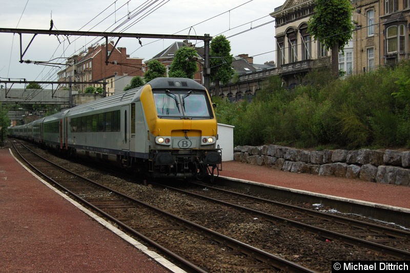 Schnellzug mit Steuerwagen vorraus bei der Durchfahrt in Verviers-Palais.