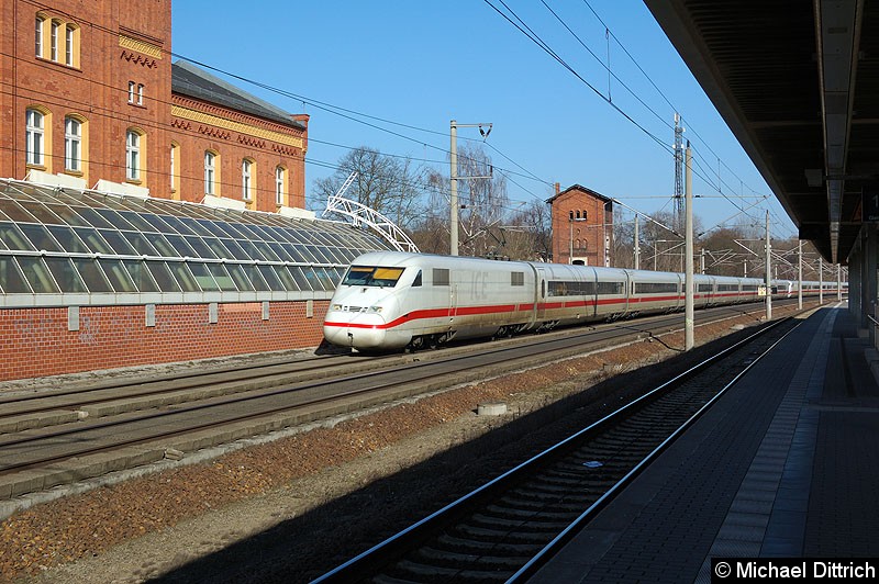 Bild: 402 037 als ICE 848 bei der Vorbeifahrt am Bahnhof Rathenow. Der zweite Triebzug war 402 026 als ICE 858.