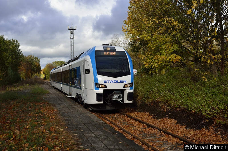 Der erste Akku Flirt von der Firma Stadler Pankow im Bahnhof Schildow.