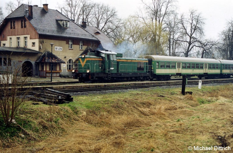 Bild: SP 42-245 mit zwei Wagen als Os 22437 in Wlen.