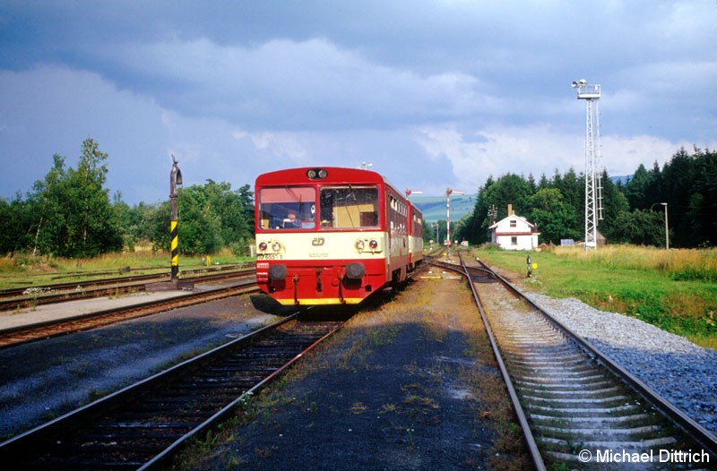 Bild: Drei Signale aus der KuK-Zeit im Bahnhof Dolni Lipka. An diesen fährt der 810 655 gerade vorbei.