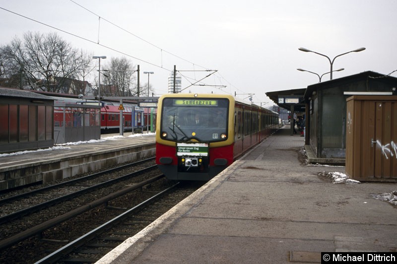 Bild: Nach seiner Vorstellung im Bahnhof Berlin-Grunewald fährt der durchgehende Halbzug durch den Bahnhof Charlottenburg.
