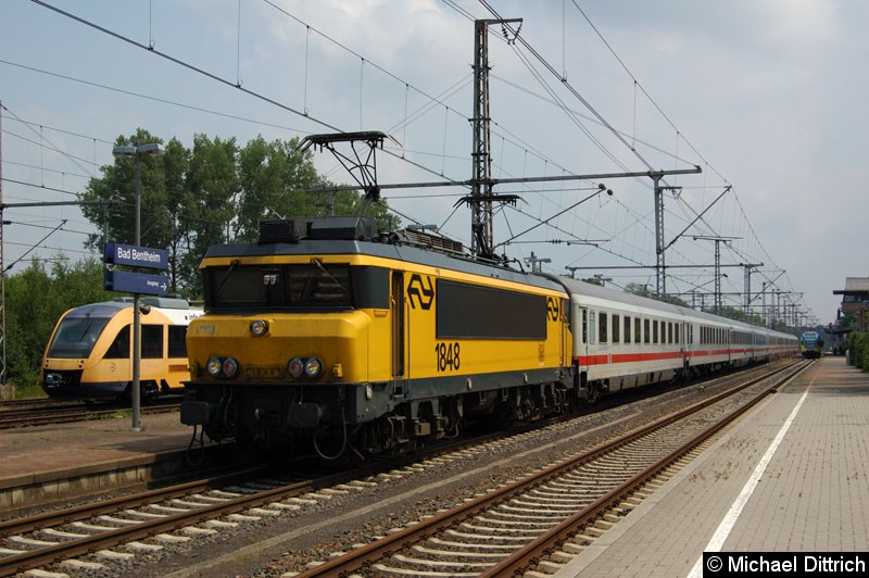 Bild: 1848 in Bad Bentheim auf dem Weg zu ihrem InterCity nach Schiphol.
