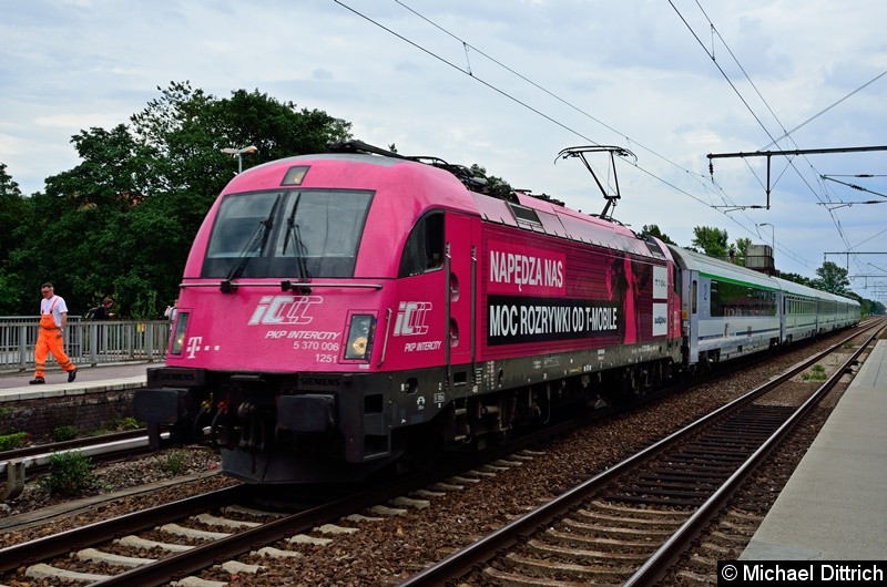 Bild: 370 006 der PKP mit einem EC aus Warschau bei der Durchfahrt in Berlin Karlshorst.