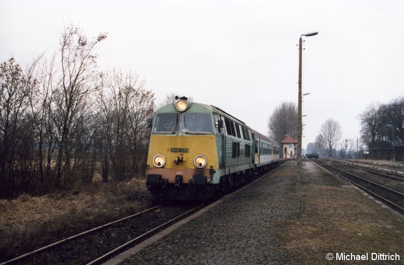 Bild: SU 45-255 hat den Bahnhof Bieniów erreicht und wird in Kürze weiterfahren.