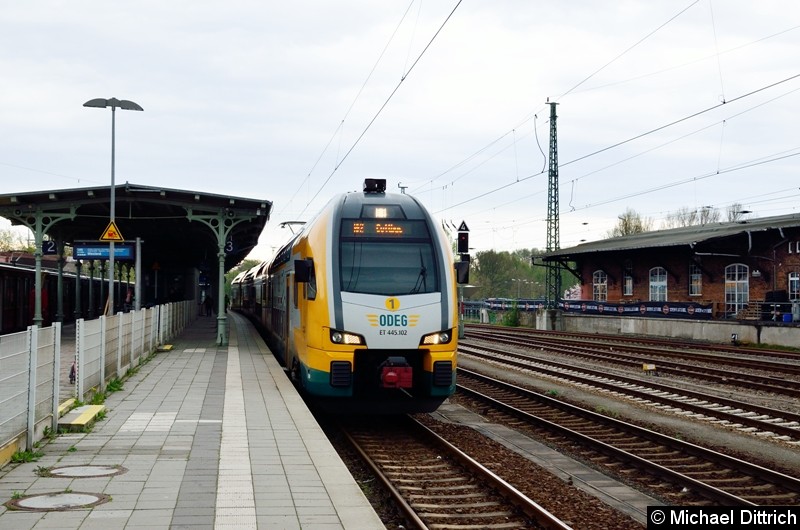 Bild: 445 102 als RE 2 im Bahnhof Königs Wusterhausen.
