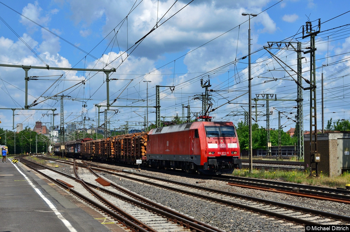 152 072 zieht einen gemischten Güterzug durch Fulda.