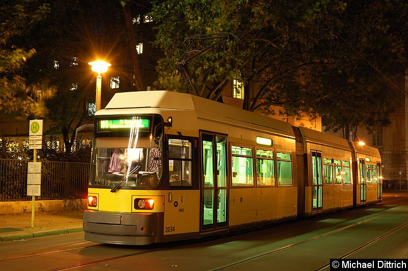 Bild: 2034 als Linie M1 an der Haltestelle Am Kupfergraben.