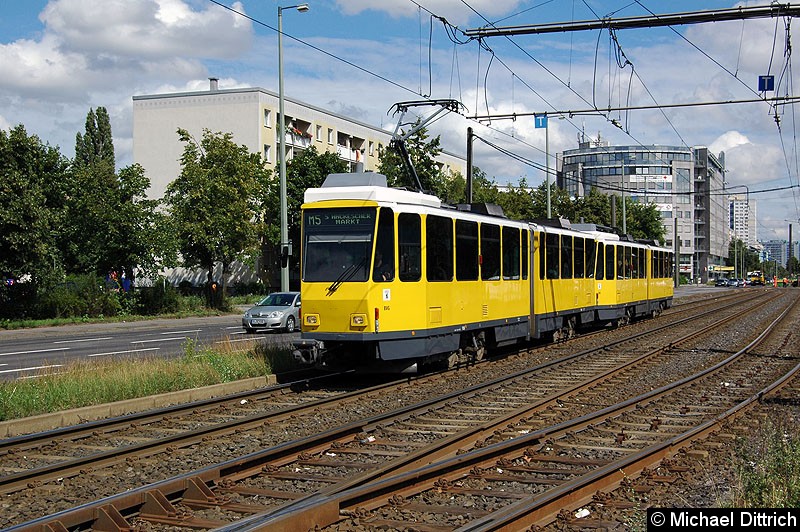 Bild: 7030 als Linie M5 kurz vor der Haltestelle S Landsberger Allee.